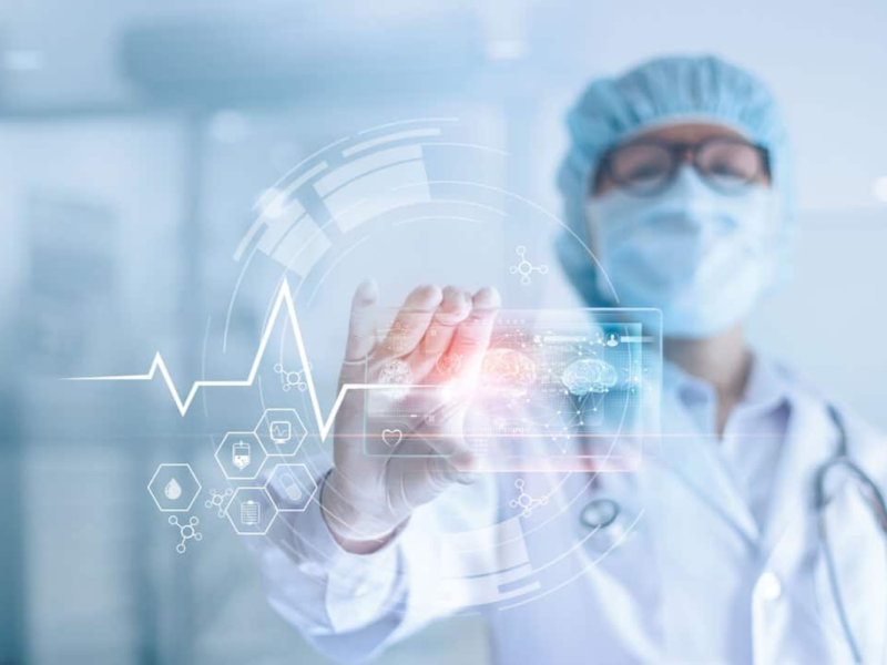 Médico interagindo com interfaces digitais futuristas, representando a tecnologia na medicina.