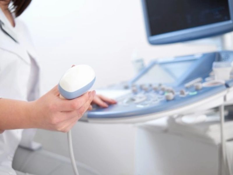 Profissional de saúde com ultrassom, destacando as tecnologias em saúde.