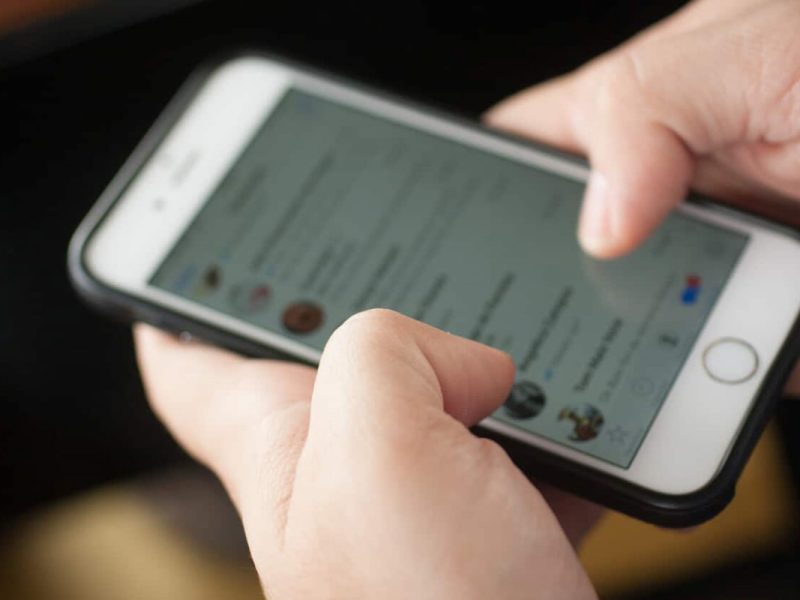 Médico usando Whatsapp para atendimento médico no celular.